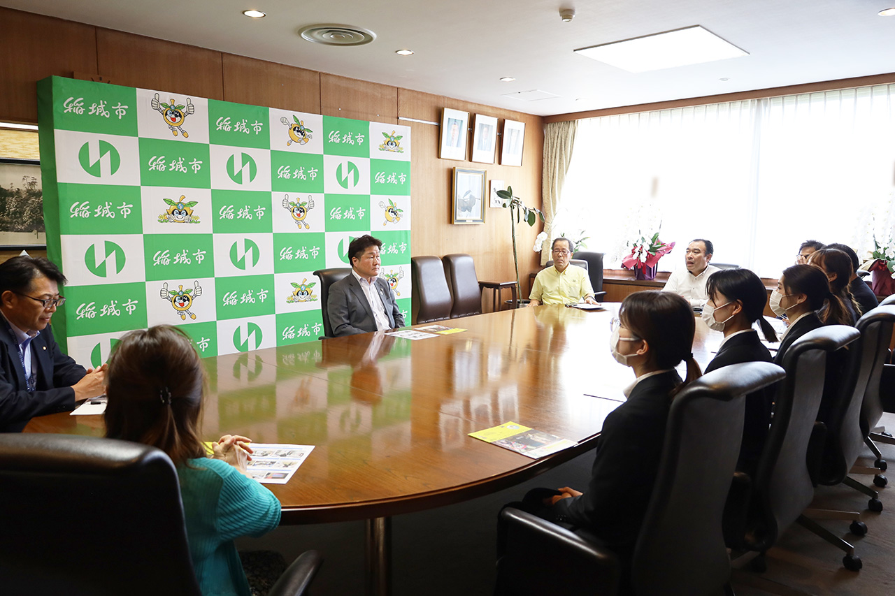 駒沢女子大学「ツーリズムコマジョ」の学生が稲城市長を訪問