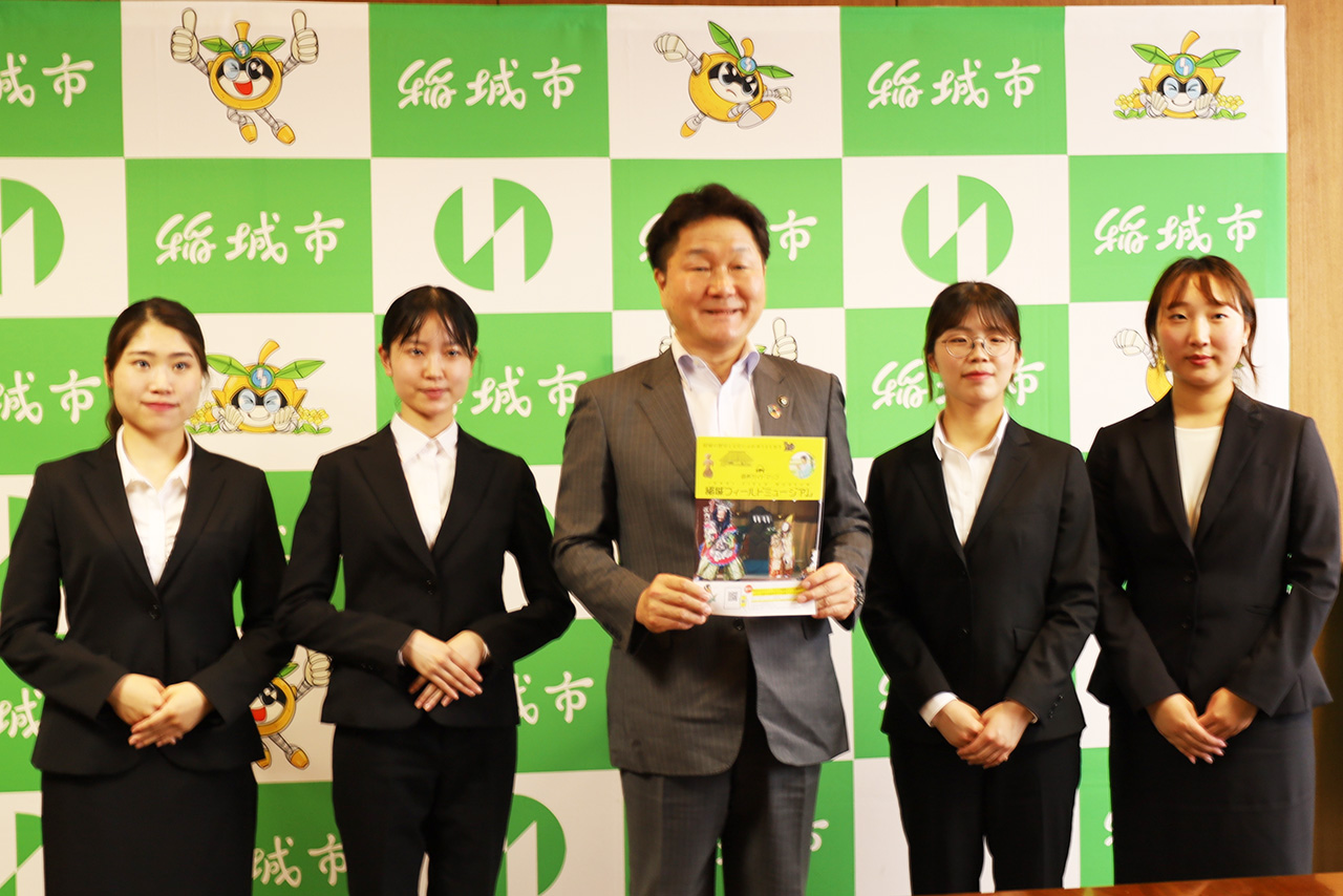 駒沢女子大学「ツーリズムコマジョ」の学生が稲城市長を訪問