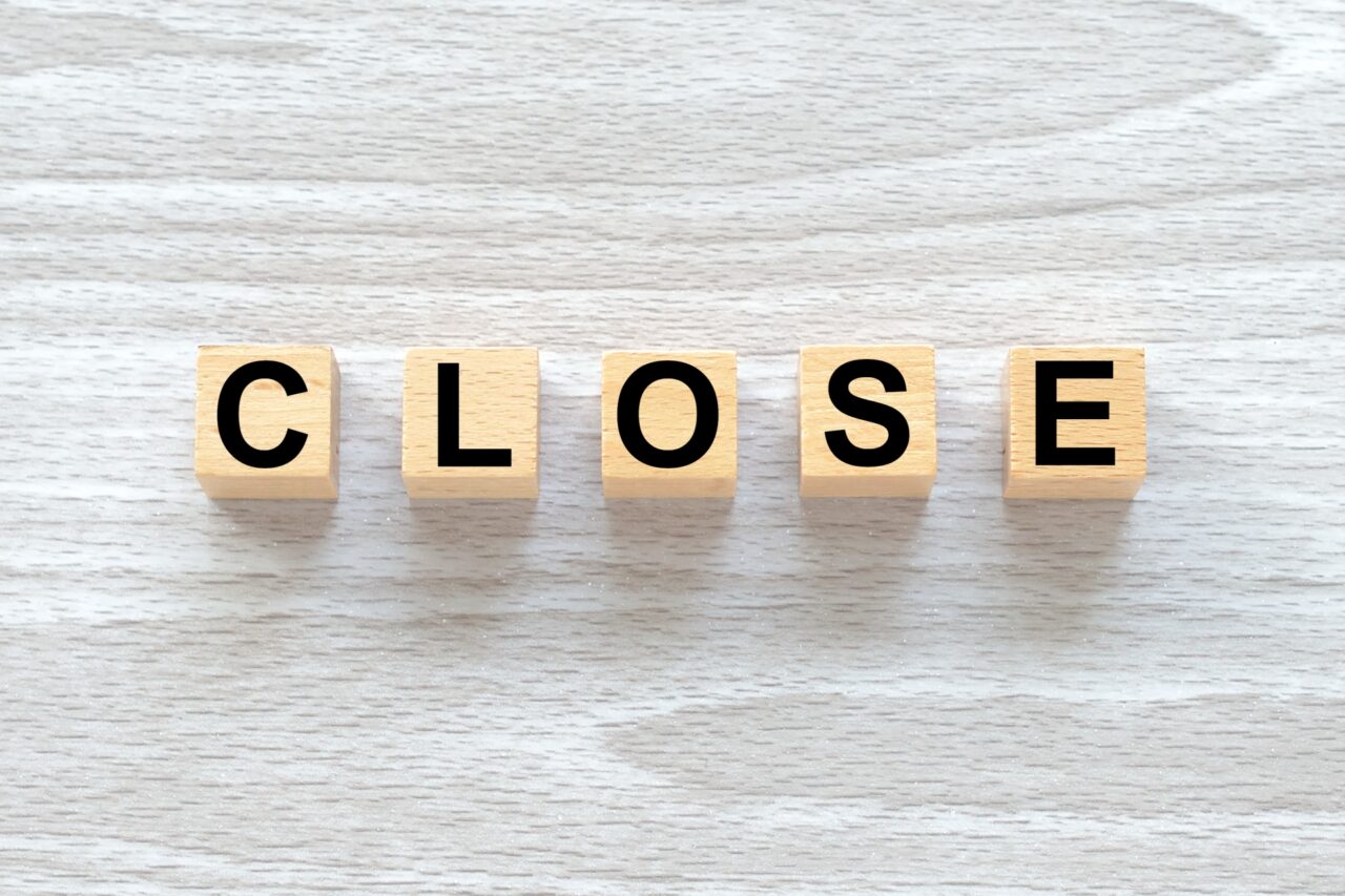CLOSEと並んだ木のブロック